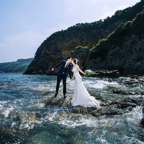 Bãi Rạng là điểm chụp hình cưới của lứa đôi, một điểm phải đến trong tour khám phá Sơn Trà