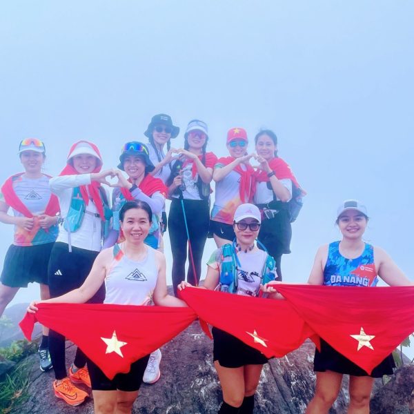 Du khách lên đỉnh Bàn Cờ, dịch vụ du lịch Đà Nẵng - Hương sắc Miền Trung