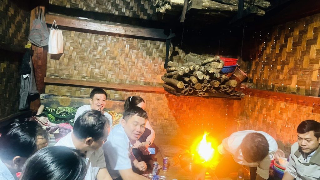 Ngọn lửa giữa nhà sàn sưởi ấm căn nhà, nơi người dân Xê đăng tiếp khách ở Ngọc Linh, nơi Khi du lịch đến trải nghiệm ẩm thực trà linh