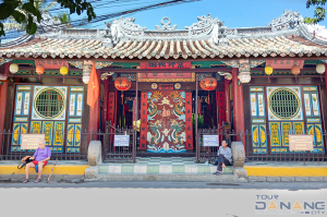 Chùa Ông Hội An, được xây dựng từ đầu thế kỷ XVII, là một trong những di tích tâm linh lâu đời của thành phố cổ Hội An, Quảng Nam. Với lối kiến trúc đặc biệt kết hợp giữa yếu tố Châu Á và Châu Âu, ngôi chùa này mang đến cho du khách không chỉ một trải nghiệm tâm linh mà còn là một hành trình quay về với lịch sử và văn hóa của Hội An xưa