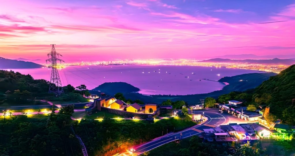 Đèo Hải Vân uốn lượn, lung linh ánh đèn thật thơ mộng