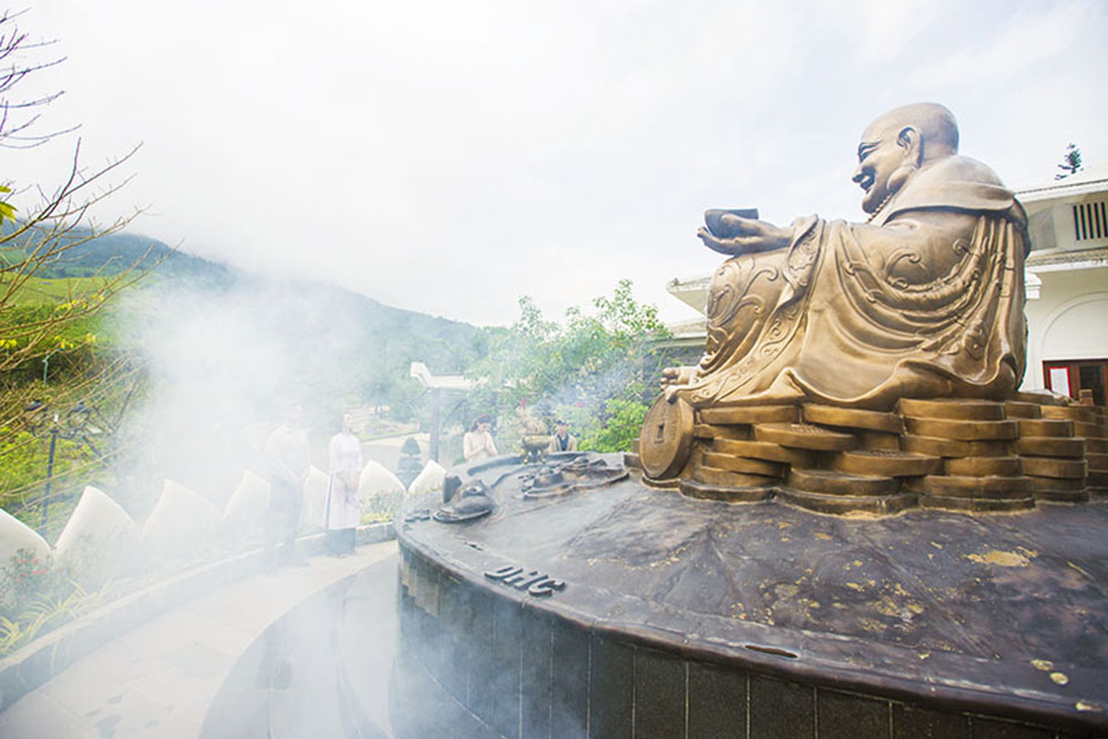 Tượng Thần tài ở Công viên Suối khoáng nóng Núi Thần Tài