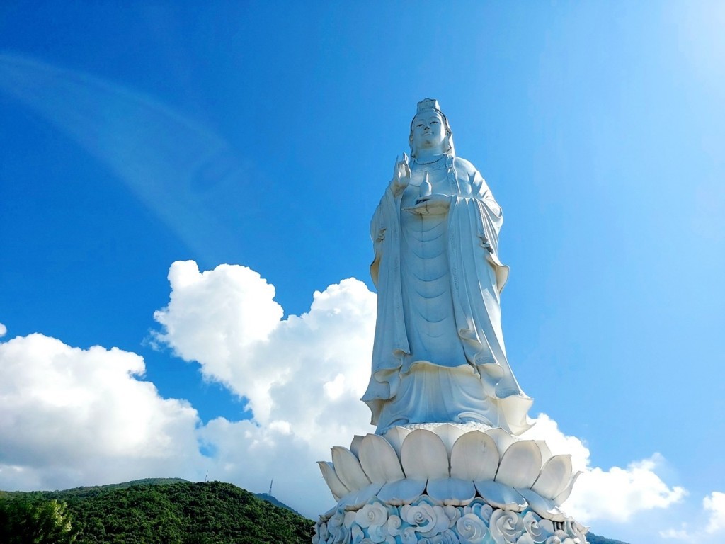 Tượng Phật Quan Thế Âm Bồ Tát - Điểm nhấn trong không gian tâm linh chùa Linh Ứng Bãi Bụt